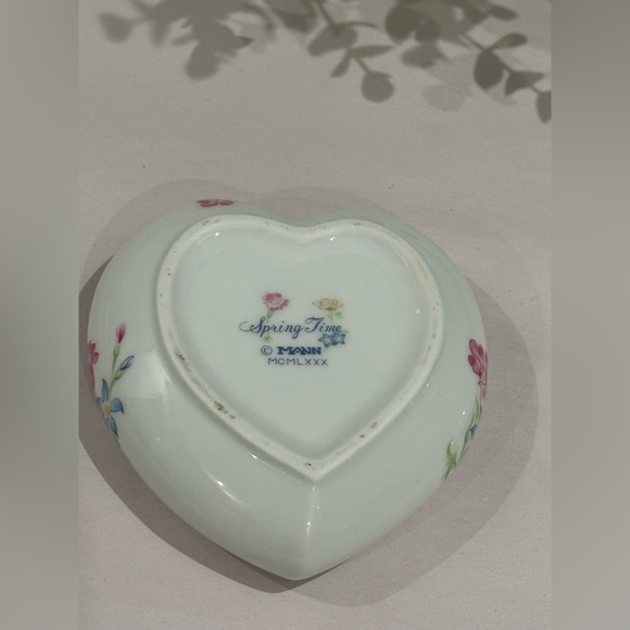 Elegant Porcelain Heart-Shaped, Jewelry Box Trinket Dish Mann "Spring Time" 1980 - Picture 9 of 10